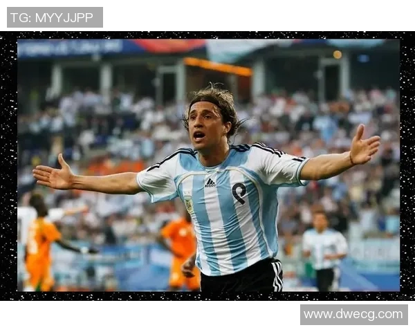 卷发足球明星引领潮流 场上风采与场外时尚完美融合 卷发足球明星引领潮流 场上风采与场外时尚完美融合