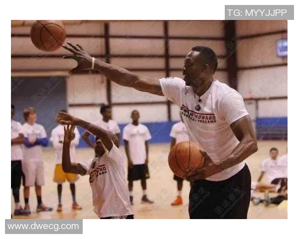 足球场上小孩紧抱偶像球星画面感人引发热议彰显球迷纯真情感 足球场上小孩紧抱偶像球星画面感人引发热议彰显球迷纯真情感